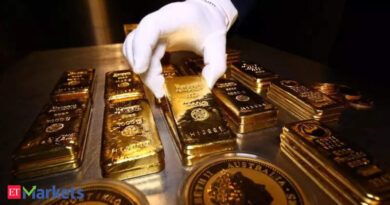 gold-price-today:-yellow-metal-flat;-silver-hovers-nears-rs-70,000-mark-–-economic-times