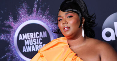 lizzo-dances-and-shines-in-a-silver-flappy-minidress-and-black-sandals-for-‘rupaul’s-drag-race’-–-footwear-news