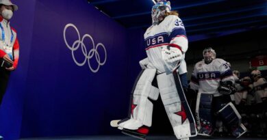 team-usa-women’s-hockey-team-skates-to-silver-medal,-goalie-plays-with-torn-mcl-–-kiro-seattle